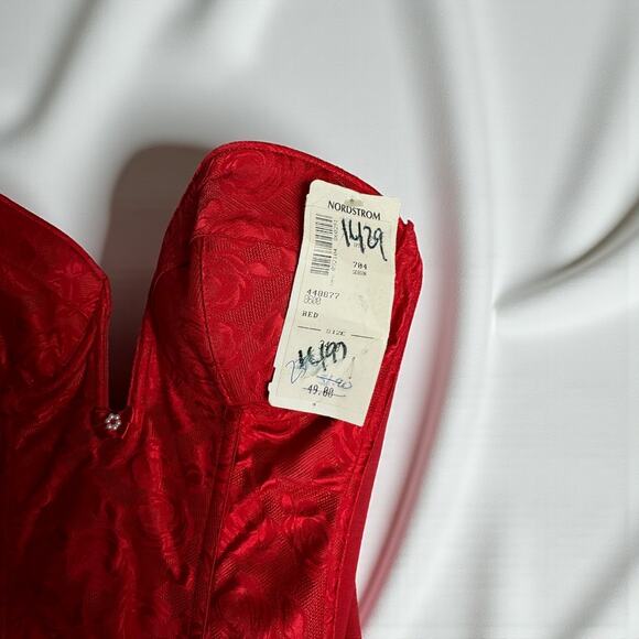 Beautiful NWT Red Lace Corset - Picture 2 of 3